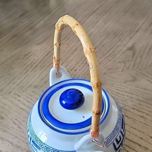 Blue and white porcelain teapot rattan handle with strainer NWT - Picture 3 of 8